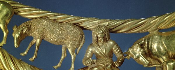 Фрагмент верхнего яруса золотой пекторали Фрагмент верхнего яруса золотой пекторали - Sputnik Молдова