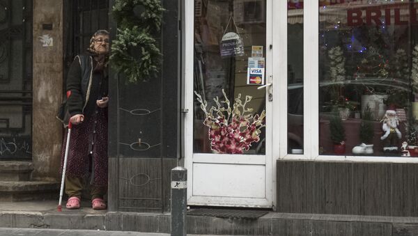 Пожилая женщина попрошайничает в центре Бухареста - Sputnik Молдова