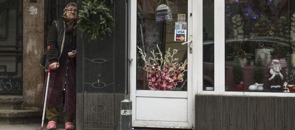 Пожилая женщина попрошайничает в центре Бухареста - Sputnik Молдова