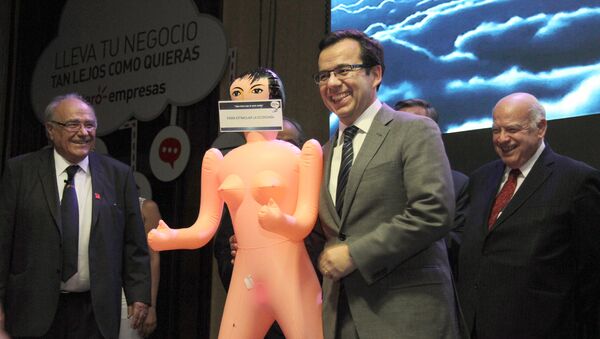 Министр экономики Чили Луис Фелипе Сеспедес (в центре), получает надувную куклу от президента Ассоциации экспортеров и производствами (Asexma) Роберто Фантузи - Sputnik Moldova-România