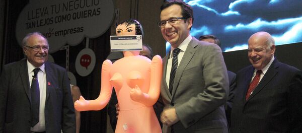 Министр экономики Чили Луис Фелипе Сеспедес (в центре), получает надувную куклу от президента Ассоциации экспортеров и производствами (Asexma) Роберто Фантузи Министр экономики Чили Луис Фелипе Сеспедес (в центре), получает надувную куклу от президента Ассоциации экспортеров и производствами (Asexma) Роберто Фантузи - Sputnik Moldova-România