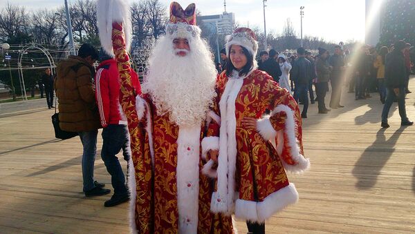 Дед мороз и Снегурочка на площади Независимости в Ташкенте - Sputnik Молдова