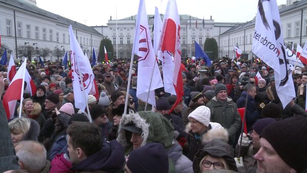 Многотысячная акция протеста проходит возле президентского дворца в Варшаве - Sputnik Молдова