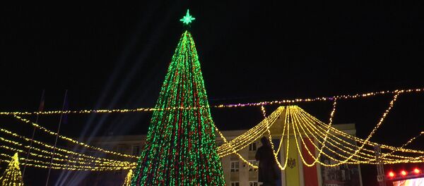 В Оргееве зажгли огни на самой высокой рождественской елке в Молдове - Sputnik Молдова
