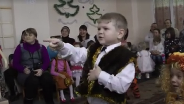 Un copil de la grădiniță l-a recunoscut pe cel care poartă costumul lui Moș Crăciun - Sputnik Moldova