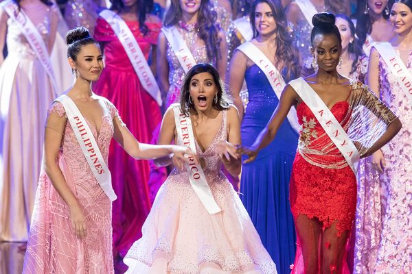 Мисс Пуэрто-Рико Stephanie Del Valle (в центре) реагирует после победы в Большом финале Мисс Мира 2016 - Sputnik Молдова