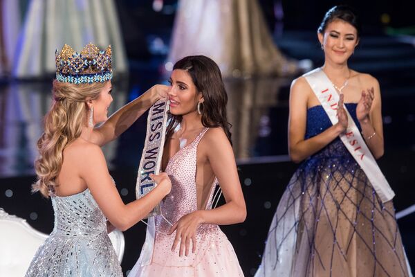 Мисс Мира 2015 Mireia Lalaguna Испания (слева) представляет Мисс Пуэрто-Рико Stephanie Del Valle (справа) после победы в Мисс Мира 2016 года - Sputnik Молдова