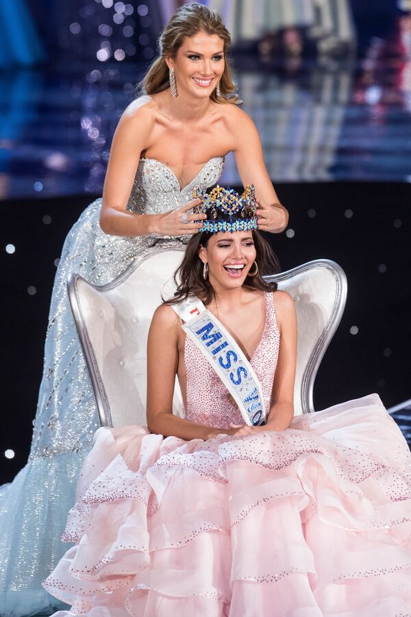 Мисс Мира 2015 Mireia Lalaguna Испания венчает Мисс Пуэрто-Рико Stephanie Del Valle в ходе Мисс Мира 2016 года. - Sputnik Молдова