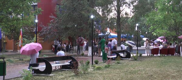 В центре Оргеева концертом открыли обновленный сквер Европы В центре Оргеева концертом открыли обновленный сквер Европы - Sputnik Молдова