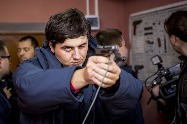 Фотокорреспондент Sputnik Мирослав Ротарь пытается не попасть в молоко. - Sputnik Молдова