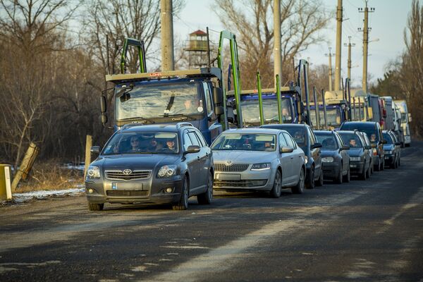 Очередь из автомобилей выстраивается на границе. - Sputnik Молдова