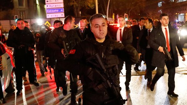 Турецкая полиция возле картинной галереи, где посол России в Турции Андрей Карлов был застрелен в Анкаре - Sputnik Молдова