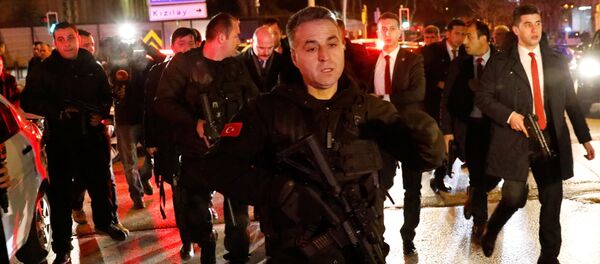 Турецкая полиция возле картинной галереи, где посол России в Турции Андрей Карлов был застрелен в Анкаре - Sputnik Молдова