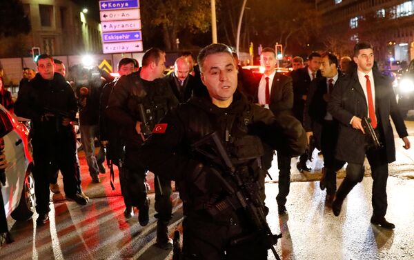 Турецкая полиция возле картинной галереи, где посол России в Турции Андрей Карлов был застрелен в Анкаре - Sputnik Молдова