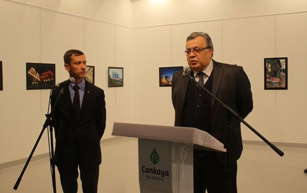 Посол России в Турции Андрей Карлов (справа) в галерее в Анкаре. - Sputnik Молдова