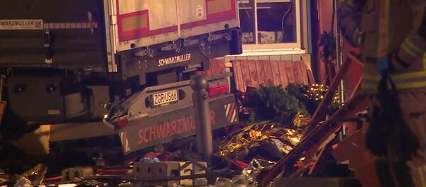 Грузовик совершил наезд на толпу людей в Берлине. Кадры с места ЧП - Sputnik Молдова