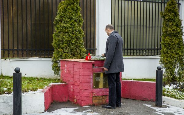 возложение цветов у Посольства Российской Федерации - Sputnik Moldova