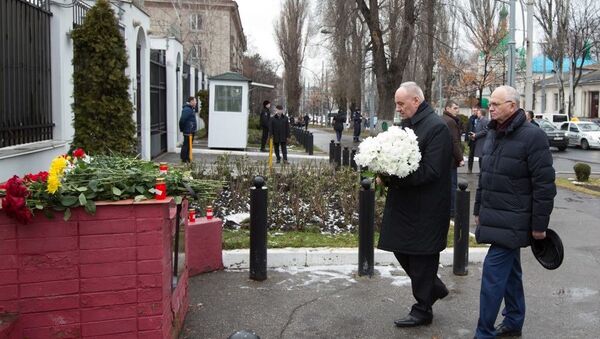 Nicolae Timofti depune flori la Ambasada Rusiei - Sputnik Moldova