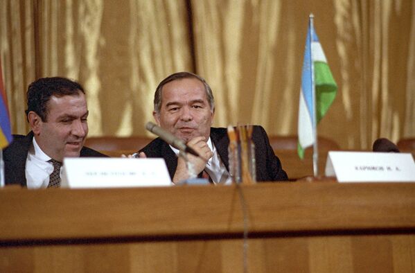 На фото: президенты Армении и Узбекистана Левон Тер-Петросян и Ислам Каримов (слева направо), 21 декабря 1991 года в Алматы. - Sputnik Молдова