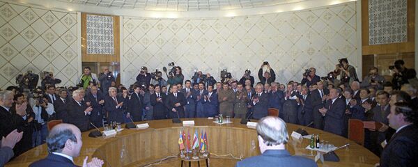 На фото: президенты одиннадцати суверенных государств и другие официальные лица после подписания Протокола к Соглашению о создании Содружества независимых государств. 21 декабря 1991 года. (Алма-Атинская декларация). На фото: президенты одиннадцати суверенных государств и другие официальные лица после подписания Протокола к Соглашению о создании Содружества независимых государств. 21 декабря 1991 года. (Алма-Атинская декларация). - Sputnik Молдова