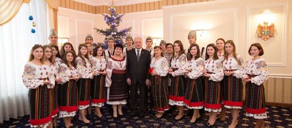 Действующий президент Молдовы Николай Тимофти и колядующие в администрации главы республики - Sputnik Молдова