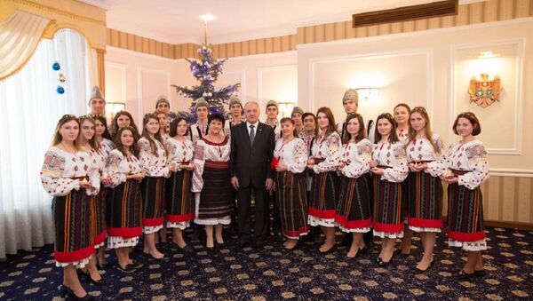 Действующий президент Молдовы Николай Тимофти и колядующие в администрации главы республики - Sputnik Молдова