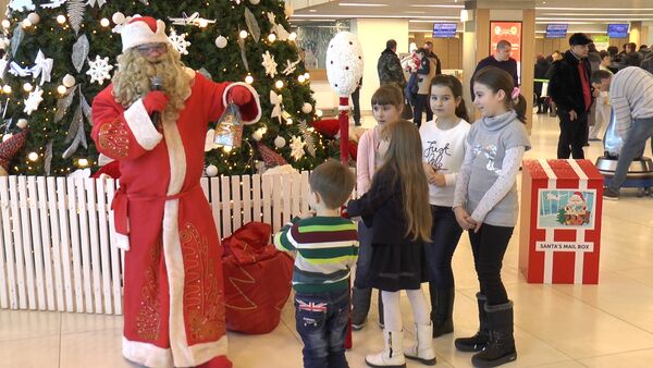 В аэропорту Кишинева к Новому году появился Дед Мороз - Sputnik Молдова
