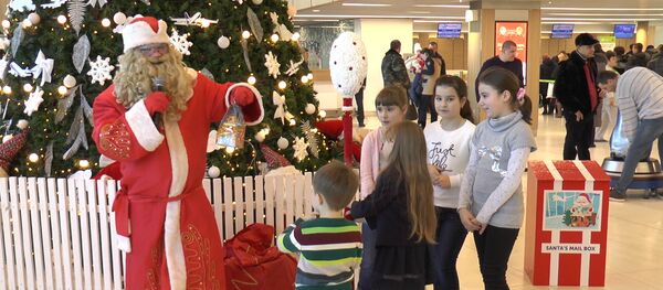 В аэропорту Кишинева к Новому году появился Дед Мороз - Sputnik Молдова