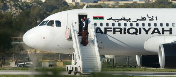 Group of hostages being released from the Afriqiyah Airways A320 after it was hijacked from Libya - Sputnik Moldova-România