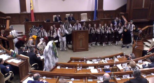 Колядующие на заключительном заседании осенней сессии парламента Молдовы - Sputnik Молдова