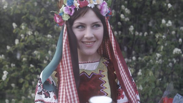 Девушка в национальном костюме встречает гостей хлебом-солью Девушка в национальном костюме встречает гостей хлебом-солью - Sputnik Молдова
