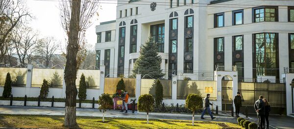 возложение цветов у Посольства Российской Федерации - Sputnik Moldova