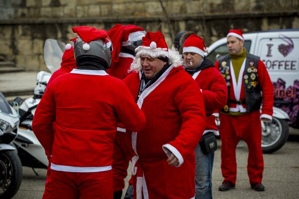Даже если в новогодних костюмах тесно, атмосфера праздника сглаживает это обстоятельство. - Sputnik Молдова
