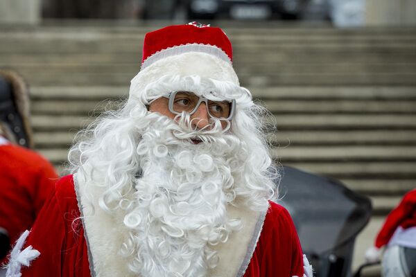 Некоторые байкеры полностью загримировались под Дедов Морозов и прочих Санта Клаусов. - Sputnik Молдова
