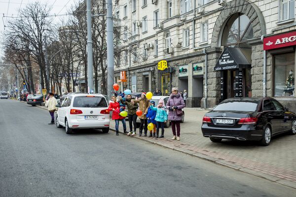 Дети встречают байкеров на тротуаре - совсем как в советские времена приветствовали генсеков и прочих высших лиц. - Sputnik Молдова