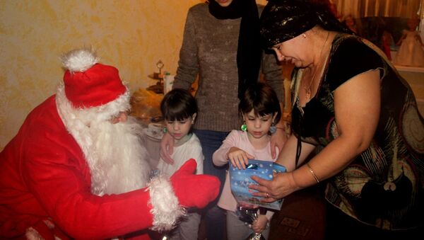 Сотрудники СГЗЧС поздравили с новогодними праздниками дочерей своего погибшего сослуживца - Sputnik Молдова
