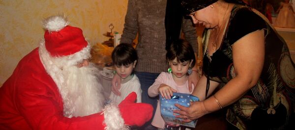 Сотрудники СГЗЧС поздравили с новогодними праздниками дочерей своего погибшего сослуживца - Sputnik Молдова