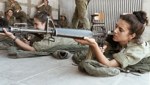 Девушки учатся стрелять во время прохождения обязательной военной службы в армии Израиля. - Sputnik Moldova-România