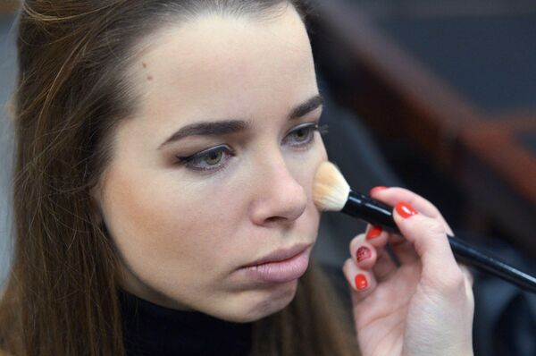 Если хочется добавить румян – слегка прикоснитесь кисточкой к щекам в том месте, где обычно расцветают розочки с мороза - Sputnik Молдова