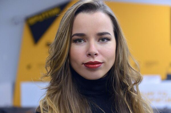 Модель по окончании нанесения макияжа - Sputnik Молдова