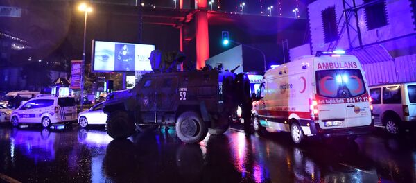 Turkish special force police officers and ambulances are seen at the site of an armed attack January 1, 2017 in Istanbul. - Sputnik Moldova