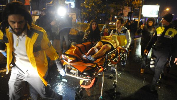 First aid officers carry an injured woman at the site of an armed attack on January 1, 2017 in Istanbul. - Sputnik Молдова