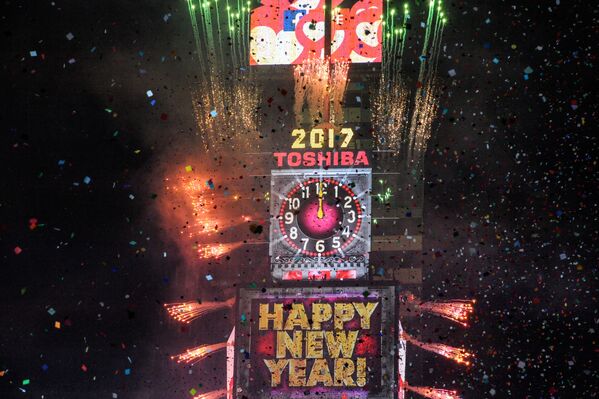 Фейерверками и конфетти отметили Новый год на Таймс-Сквер в Нью-Йорке, США. 1 января 2017 года - Sputnik Молдова