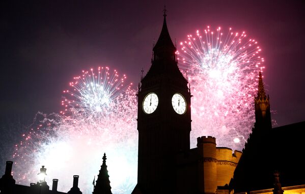 Новогодний фейерверк в небе над башней Биг-Бена в Лондоне, Великобритания. 1 января 2017 года - Sputnik Молдова