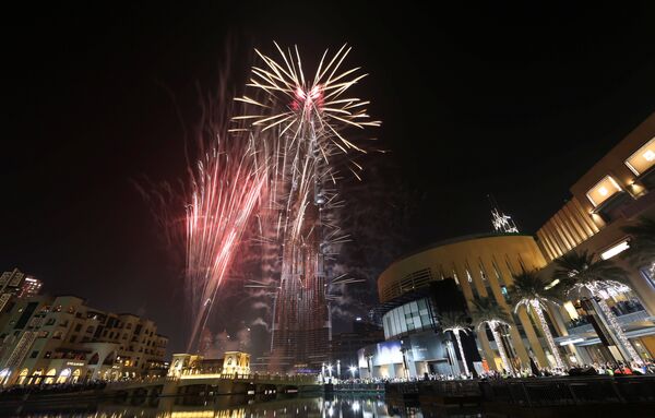 Фейерверк вокруг самого высокого здания в мире Бурдж-Халифа в Дубае во время Новогодних торжеств, ОАЭ. 1 января 2017 года - Sputnik Молдова