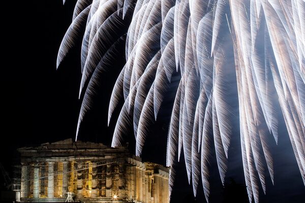 Праздничный салют над древним храмом Парфенона на холме Акрополя во время торжеств Нового года в Афинах, Греция. 1 января 2017 года - Sputnik Молдова