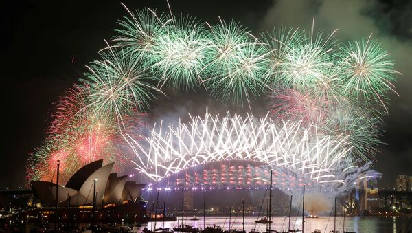 Красочный новогодний фейерверк над Сиднейским Оперным театром и Хэрбур-Бридж во время празднования Нового года, Австралия. 1 января 2017 года - Sputnik Молдова