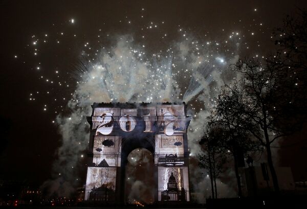 Световое шоу на парижской Триумфальной арке во время Новогоднего празднования, Франция. 1 января 2017 года - Sputnik Молдова