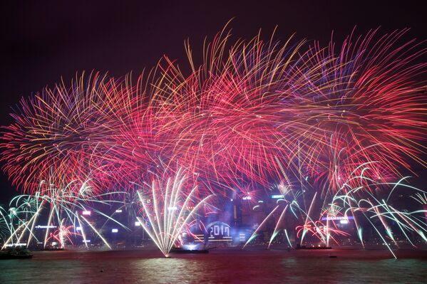 Красочный праздничный салют над Гонконгским конференц-центром и выставочным центром во время Новогодних торжеств, Китай. 1 января 2017 года - Sputnik Молдова