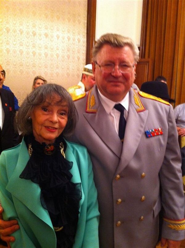 Marina Voica împreună cu generalul Viktor Eliseev, dirijorul Red Army Choir Marina Voica împreună cu generalul Viktor Eliseev, dirijorul Red Army Choir - Sputnik Moldova